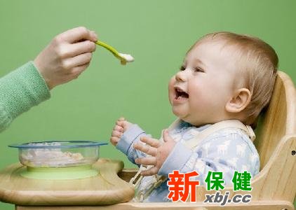 在臥室里緩慢地吃份營養(yǎng)早餐